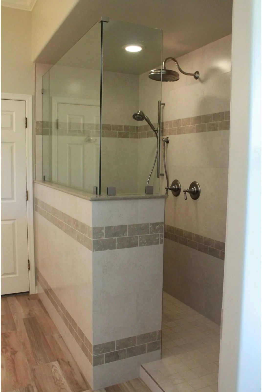Guest bathroom with a full-height stone-tiled shower and inset niche.